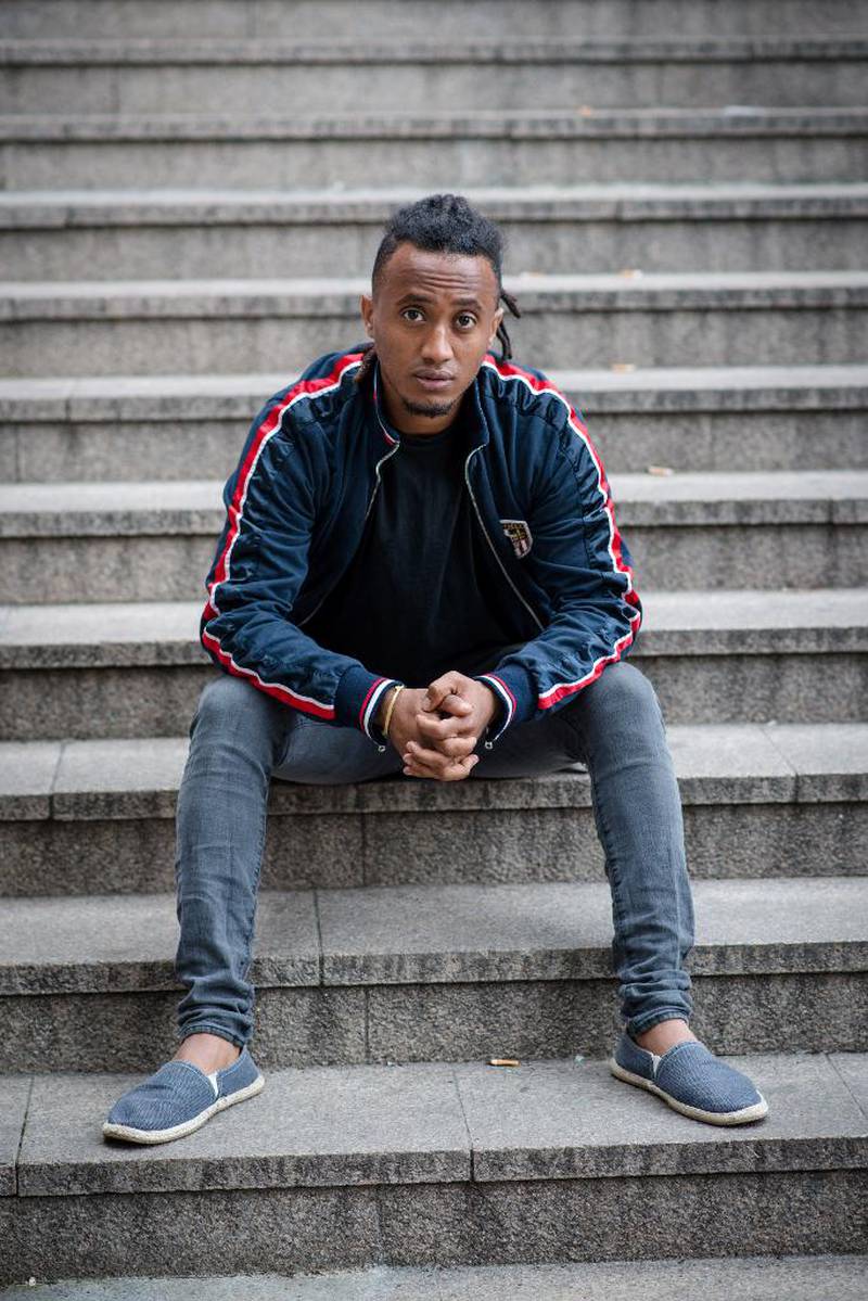 Yohannes Kaleab Tesfagergish flyktet fra Eritrea i 2009. I dag går han på skole og jobber i Norge. Fritiden bruker han på å male bilder.