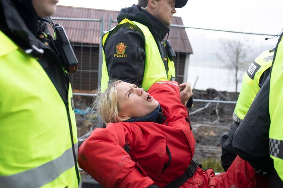 For andre dag på rad ble aksjonister fra Natur og Ungdom fjernet av politiet ved Nordic Minings gruveprosjekt ved Førdefjorden. På bildet blir Natur og Ungdoms leder Gina Gylver anholdt av politiet. Foto: Amanda Iversen Orlich / Natur og Ungdom / NTB