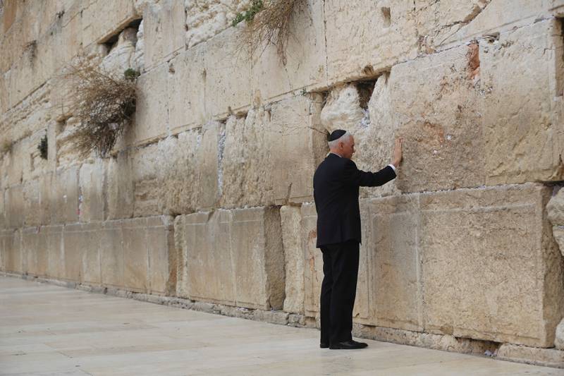 På samme måte som president Donald Trump gjorde det under sitt Israel-besøk i fjor, tok visepresident Mike Pence tirsdag turen til det symboltunge jødiske bønnestedet ved Vestmuren i Gamlebyen i Jerusalem.