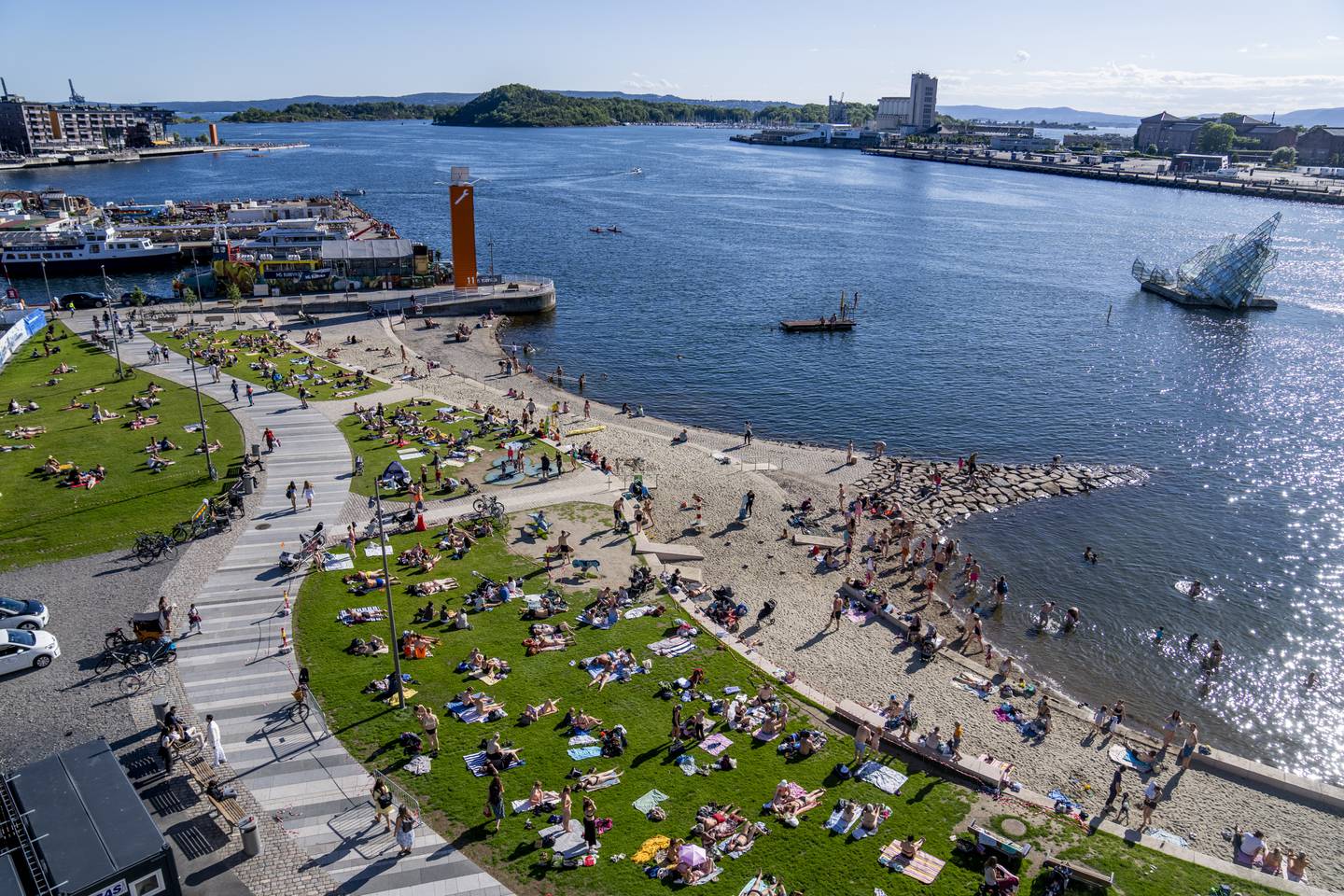 Juni ble varm også i Oslo, og her koser folk seg på Operastranda. Varmest ble det imidlertid i Troms og Finnmark. Foto: Javad Parsa / NTB