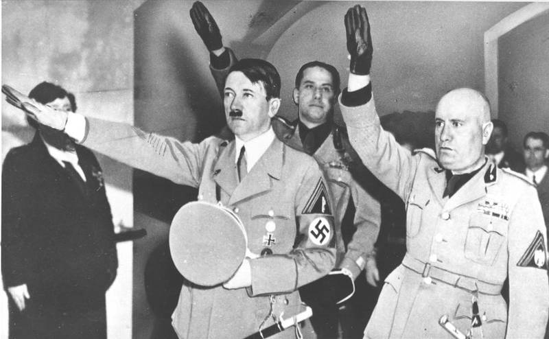 Det skal en del til å aldri ha fått med seg Adolf Hitlers navn. Men få vet at Hitler (t.v.) var kjendis i Tyskland allerede før han bygget opp sitt politiske imperium, og at han brukte både kunstner- og kjendisstatusen sin i identitetsbygging.
