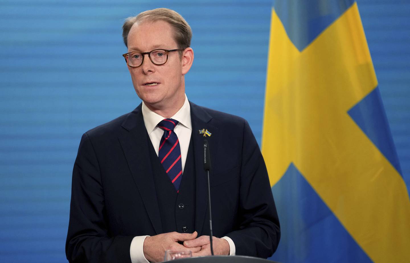 Sveriges utenriksminister Tobias Billström (M) skriver til Expressen at Sverige vil rådføre seg med EU om synet på Tyrkias bombing i Syria. Foto: Michael Sohn / AP / NTB