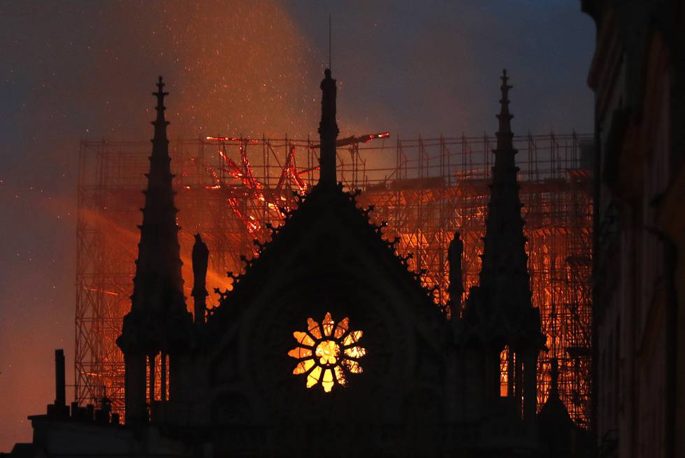 Katedralen i hjerte av Paris fikk store skader i brannen 15. april 2019. I forbindelse med restaureringsarbeidet har arkeologer gjort funn som går tilbake til det 13. og 14. århundre. Arkivfoto: Thibault Camus / AP / NTB