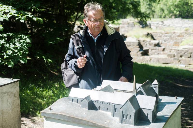 Idehistoriker og tidligere sogneprest i Oslo Domkirke, Karl Gervin har skrevet bok om munkene på Hovedøya. Her fotografert på Hovedøya.

Denne modellen mener Grevin er litt for fantasifull.
