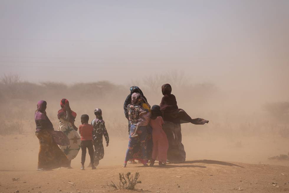 Bilde av mennesker som står ute i Etiopia. Der er det tørke. Det er én av grunnene til at flere folk sulter.