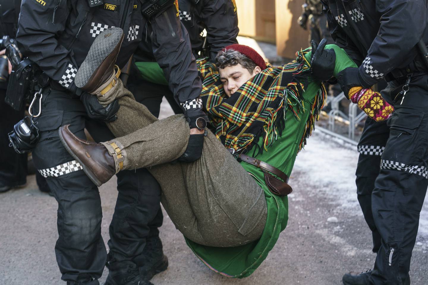 Politi bærer bort demonstranter der aksjonister fra Natur og ungdom og Norske Samers Riksforbund Nuorat tirsdag fortsetter sin demonstrasjon ved Finansdepartementet.