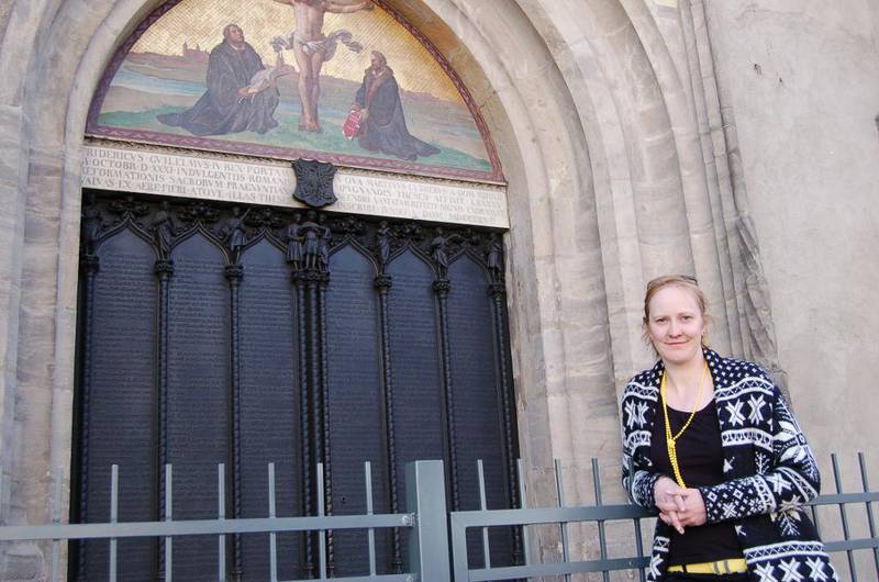 Kristin Ruske har vokst opp i Wittenberg. Her står hun ved døren til byens slottskirke – hvor kirkereformator Luther etter sigende i slo opp sine 95 teser i protest mot katolsk avlat i 1517.