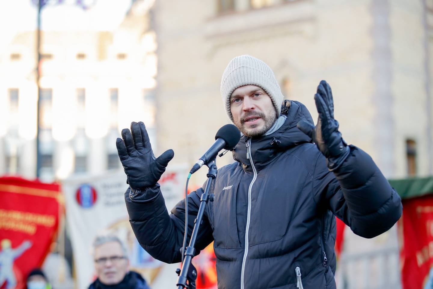 Leder for Rødt, Bjørnar Moxnes, holdt tale under en demonstrasjon mot høye strømpriser utenfor Stortinget.
Foto: Javad Parsa / NTB