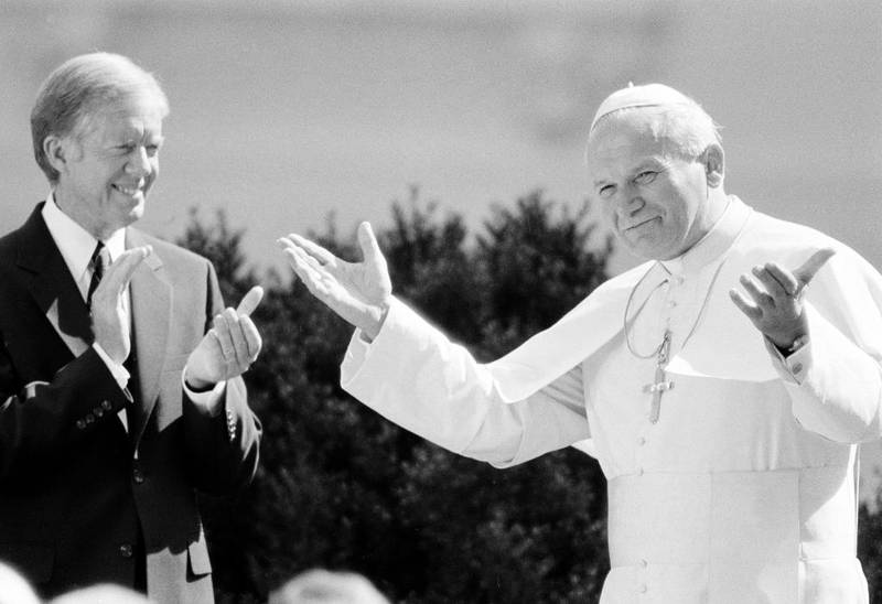 President Jimmy Carter fikk besøk av Pave Johannes Paul II i Det hvite hus i oktober 1979. Carter tapte siden mange velgere, fordi­ han ikke ­ønsket å blande religion i politikken, men ville opprettholde skillet­ mellom kirke og stat.