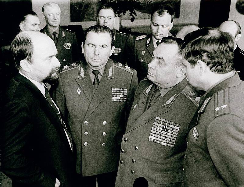 Eppelmann, Rainer,
born 1943,
German politician, known for his opposition in the German Democratic Republic. He became Minister for Disarmament and Defense in the last GDR cabinet. 
Eppmann (left) with Soviet generals during anniversary celebrations in memory of the signing of the Warsaw Pact 35 years ago.
Photo, 14th May 1990 (Grimm).