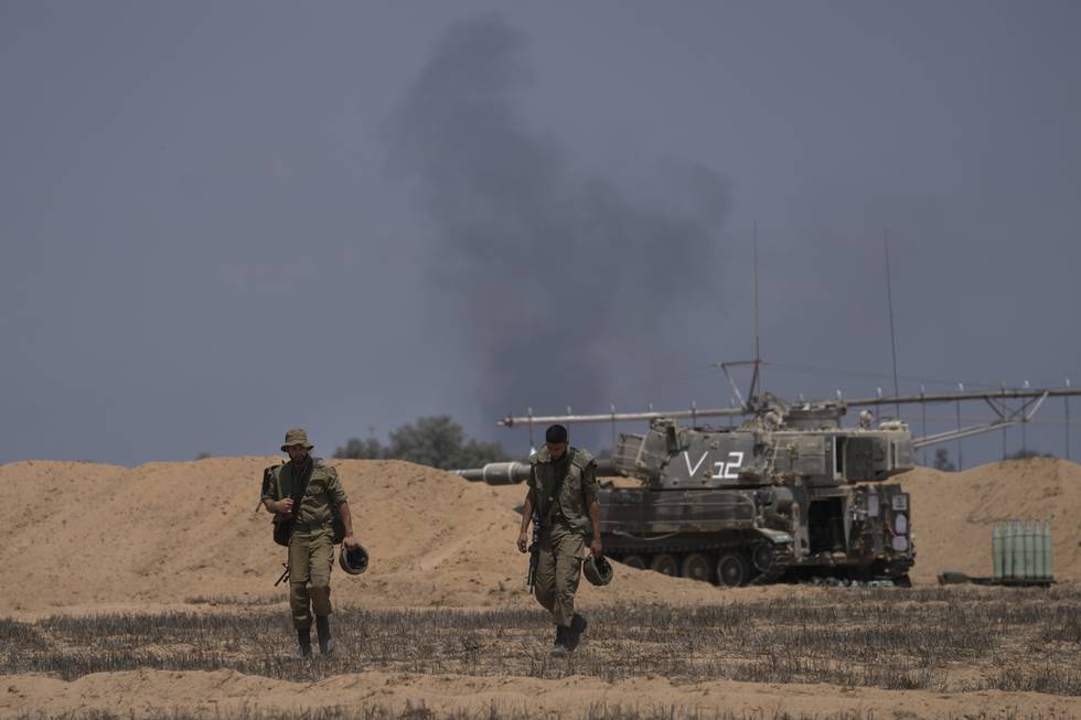 Bildet viser israelske soldater ved grensen til Gaza lørdag 6. august. Foto: Ariel Schalit / AP / NTB
