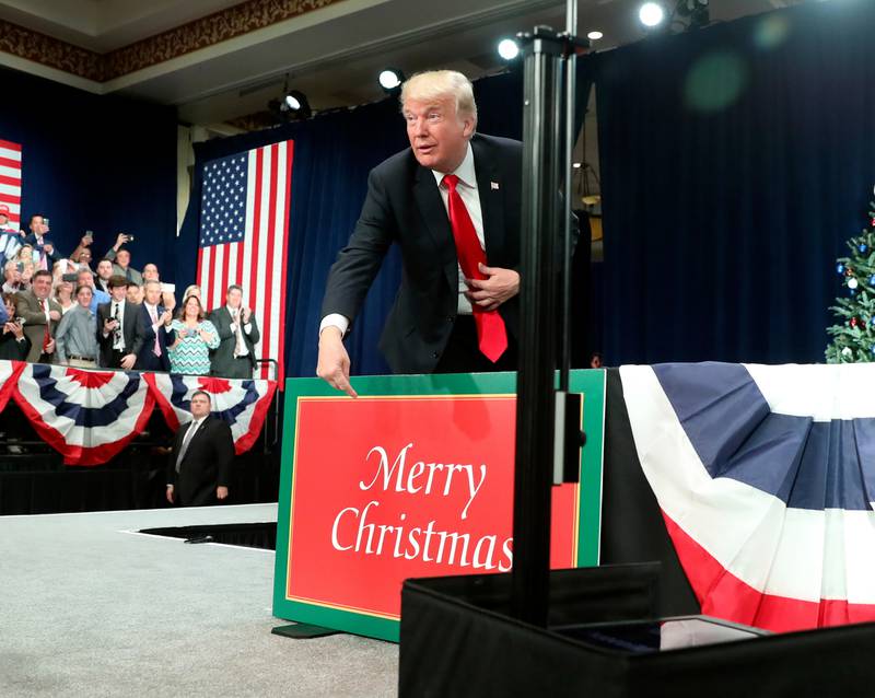Da president Donald Trump i slutten av november kom til St. Charles for å snakke om sin skattereform, pekte han megetsigende på et stort skilt på scenen: «Merry Christmas». Trump mener kristen symbolikk må holdes i hevd i julen.