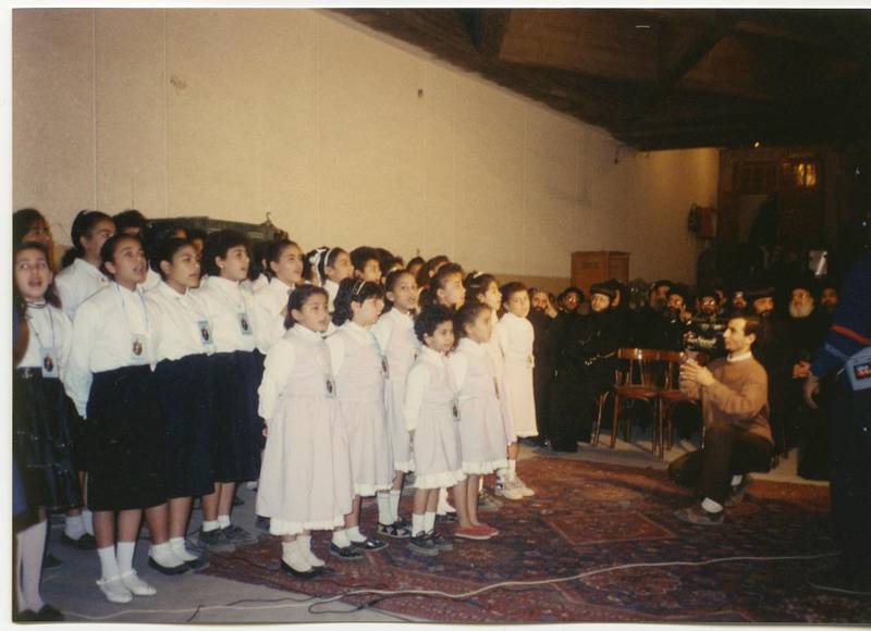 En søndagsskolegruppe deltar i en sangkonkurranse i Kairos katedral i 1993, et blodig år for Egypts koptisk-ortodokse kristne med flere islamistangrep. Når tidene er harde for dem, er søndagsskolen svært viktig, mener forsker Nora Stene.