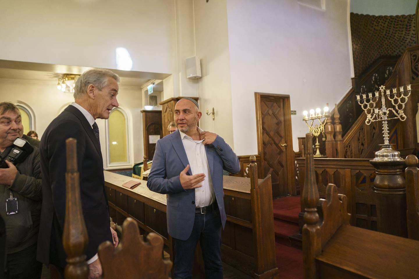 Statsminister Jonas Gahr Støre besøker synagogen i Oslo. Michael Kohn og Styreleder Ronen Bahar.