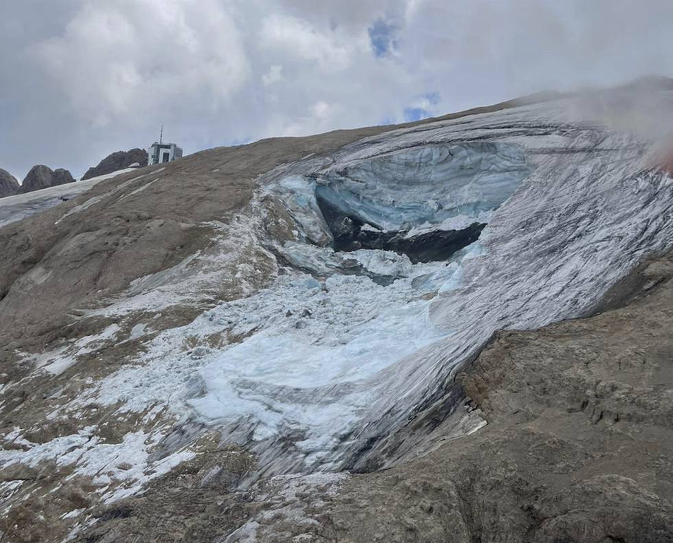  13 mennesker er fortsatt savnet etter at deler av en isbre raste ned over flere taulag med fjellklatrere på Marmolada-fjellet i Italia søndag. Foto: Autonomous Province of Trento / AP / NTB