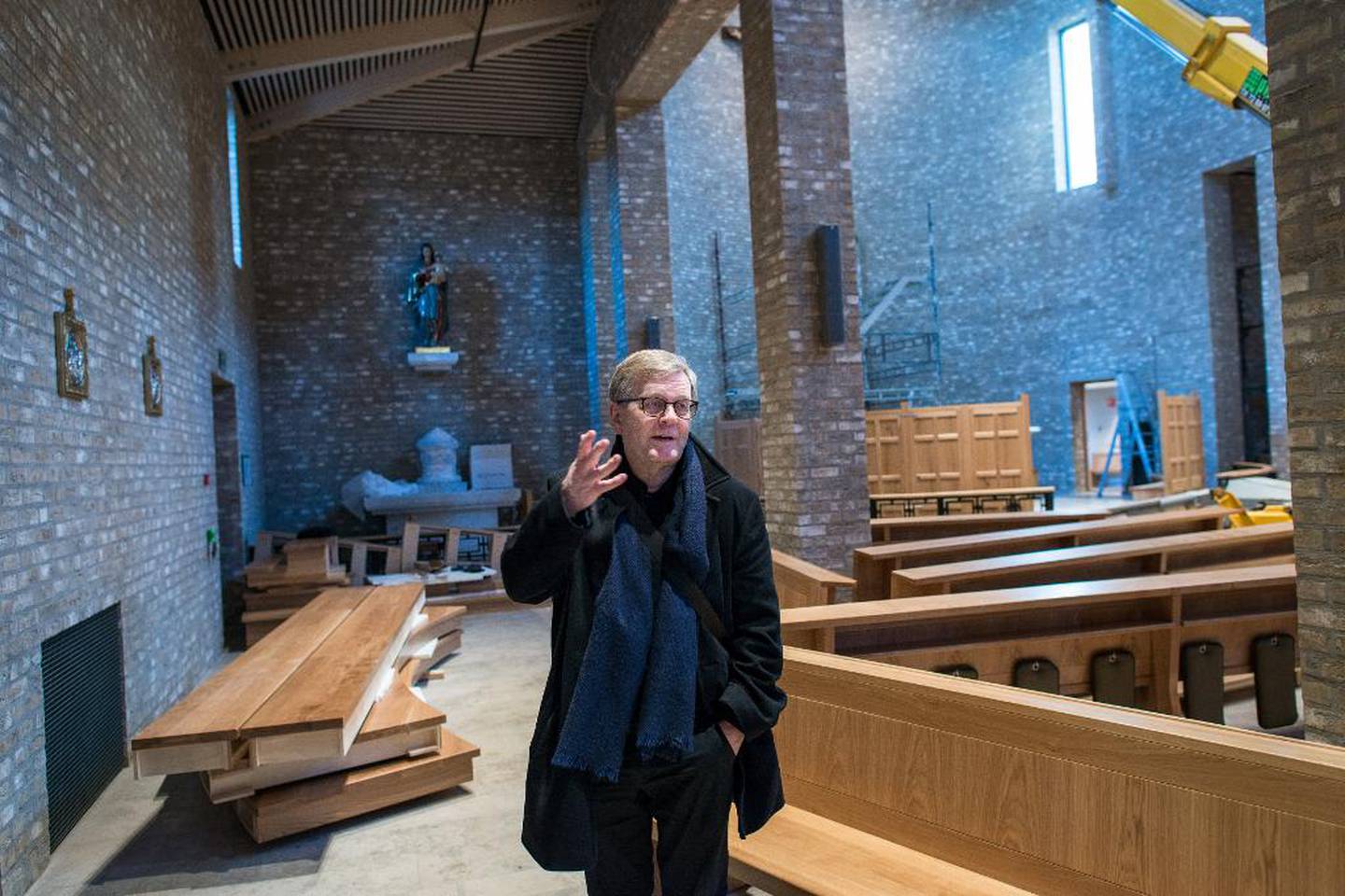 Skal Den norske kirkes kirkebygging i den enkelte kommune fortsatt utløse økt støtte til andre tros- og livssynssamfunn lokalt? Her inspiserer sokneprest Egil Mogstad den nye, katolske domkirken i Trondheim.