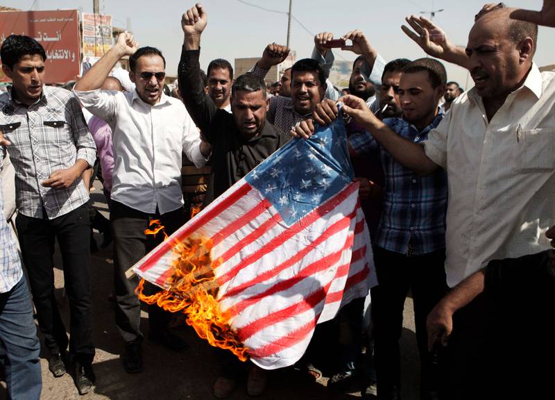 I 2005 hevdet en palestinsk politiker i et intervju med BBC at den daværende amerikanske presidenten George W. Bush fortalte ham at det var på oppdrag av gud at han invaderte Iraq of Afghanistan. Bildet viser fra 2012 viser irakere som brenner i et amerikansk flagg i protest mot en film som vanæret profeten.