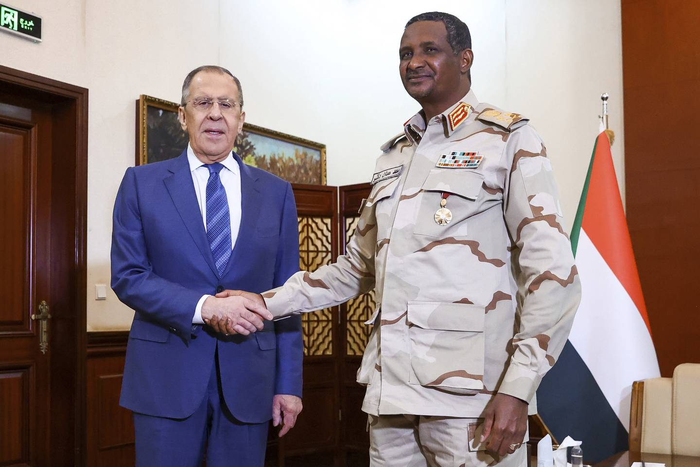 MØTTE OPPRØRSGENERAL: 9. februar i år møtte Russlands utenriksminister Sergey Lavrov Mohammed Hamdan Dagalo, leder for den paramilitære gruppen Rapid Support Forces i Sudans hovedstad Khartoum.