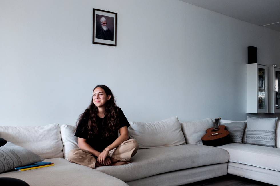 Statsvitenskap-student Åshild Dybwad er Bahai, her fotografert hjemme hos henne i Drammen på Fjell.Bak henger et bilde av ‘Abdu’l-Bahá