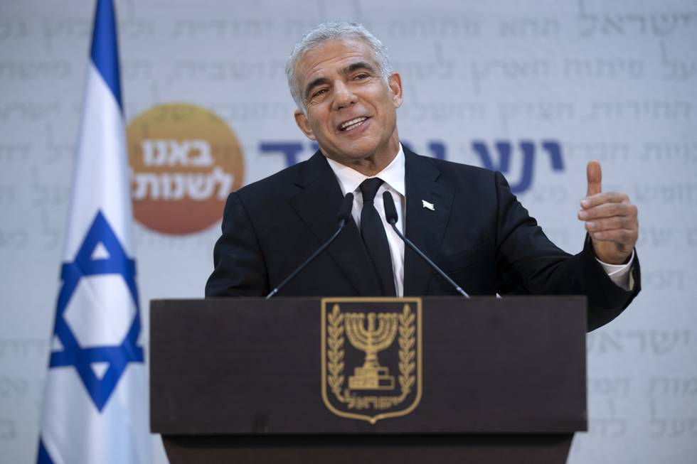 Den sentrumsorienterte opposisjonspolitikeren Yair Lapid og partiet Yesh Atid skal være kommet fram til enighet med andre partier om å danne regjering, ifølge israelsk radio. Foto: AP / NTB