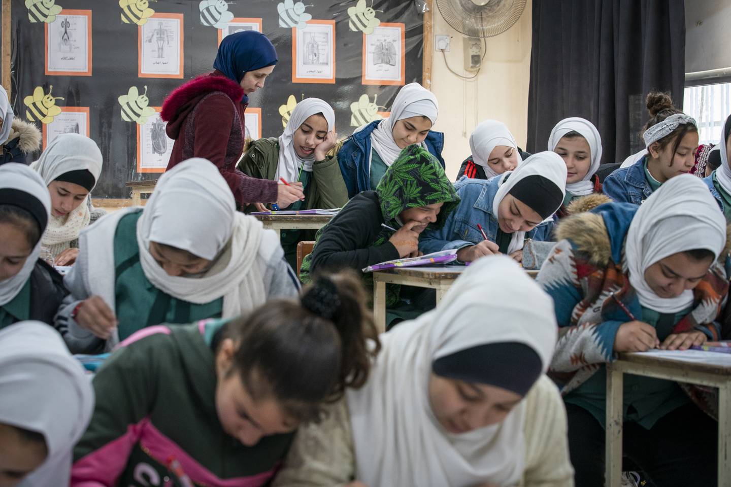FNs hjelpeorganisasjon for palestinske flyktninger (UNRWA) driver over 700 skoler og gir skolebarn til 545.000 palestinske flyktningbarn, som her i Jordans hovedstad Amman. Foto: Heiko Junge / NTB