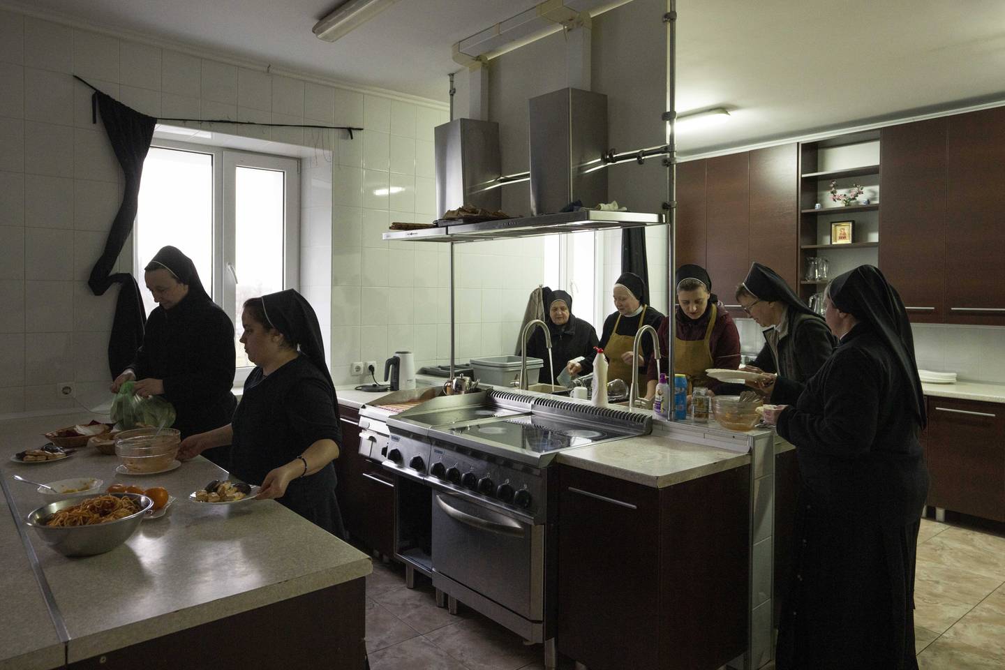 Nonner vasker opp etter middag. Middagen inntar de i biblioteket, mens familiene bruker spisesalen. Krigen har gjort livet i klosteret svært annerledes. Foto: Nariman El-Mofty / AP / NTB