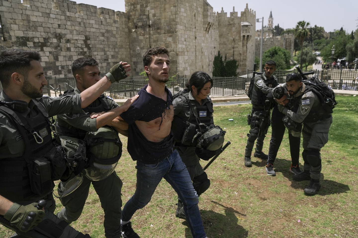 Israelske sikkerhetsstyrker pågrep flere palestinere som protesterte mot at israelske ultranasjonalister søndag feiret okkupasjonen av Jerusalems gamleby. Foto: AP / NTB