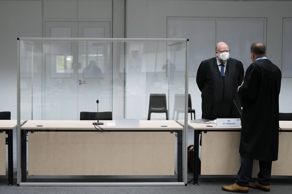Jurister snakker sammen i rettssalen der saken mot Furchner skulle funnet sted. Foto: Markus Schreiber / AP / NTB