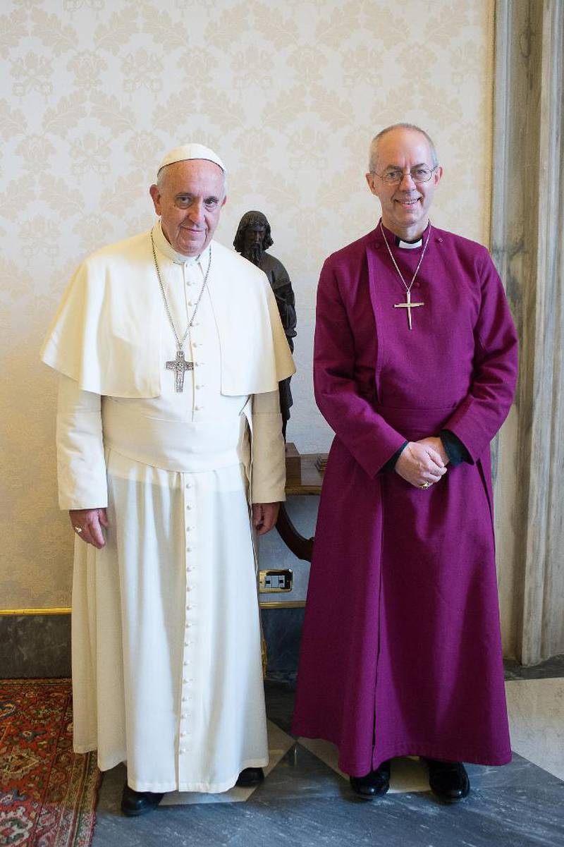 Anglikanarleiaren Justin Welby (t.h.), som er erkebiskop av Canterbury, og pave Frans snakkar om å få påska til fast tid kvart år.