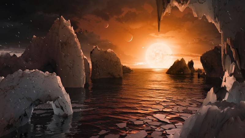 Slik ser en kunstner for seg at det ser ut på en av planetene som kretser rundt stjernen Trappist-1. Tre av de sju planetene som kretser rundt stjernen, er i den beboelige sonen der det kan eksistere flytende vann – og muligens liv.