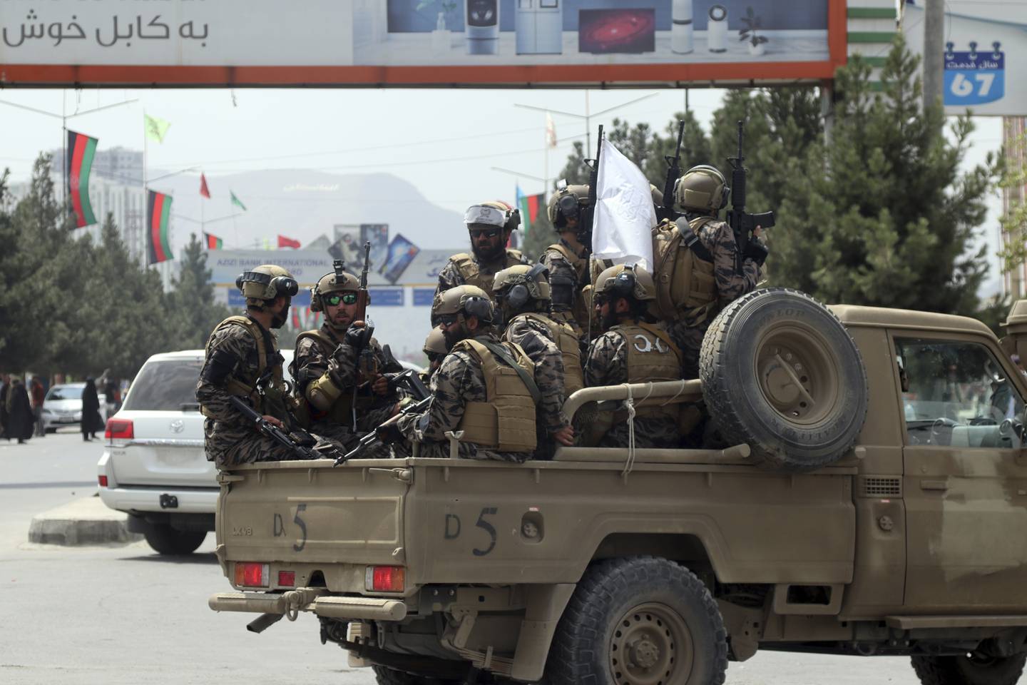 Taliban-soldater i uniformer sitter på et militært kjøretøy ved flyplassen i Kabul. Foto: AP / NTB