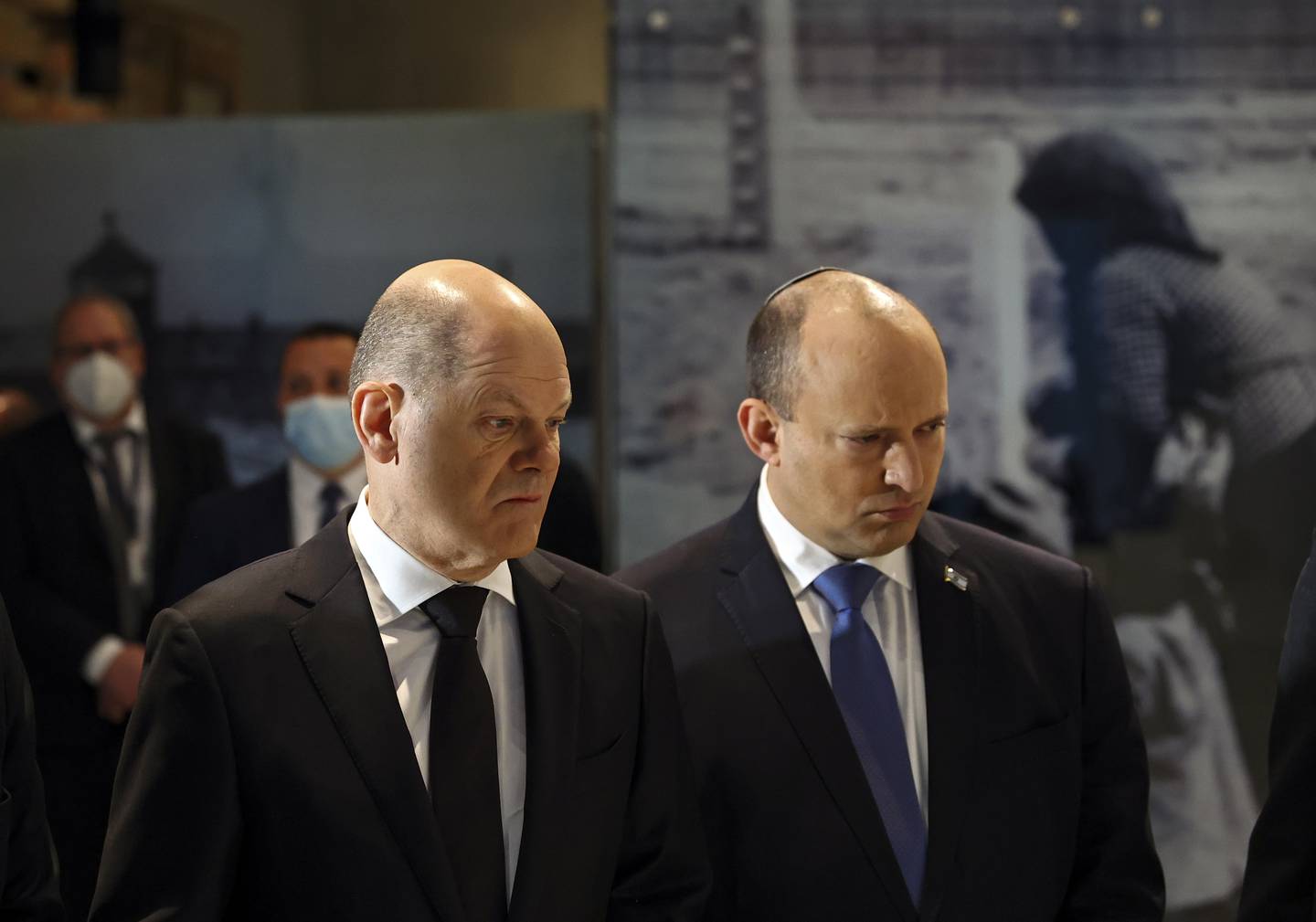 Tyslands statsminister Olaf Scholz og Israels statsminister Naftali Bennett i Yad Vashem Remembrance Center i Jerusalem, 2. mars. Foto: Ronen Zvulun / AP / NTB