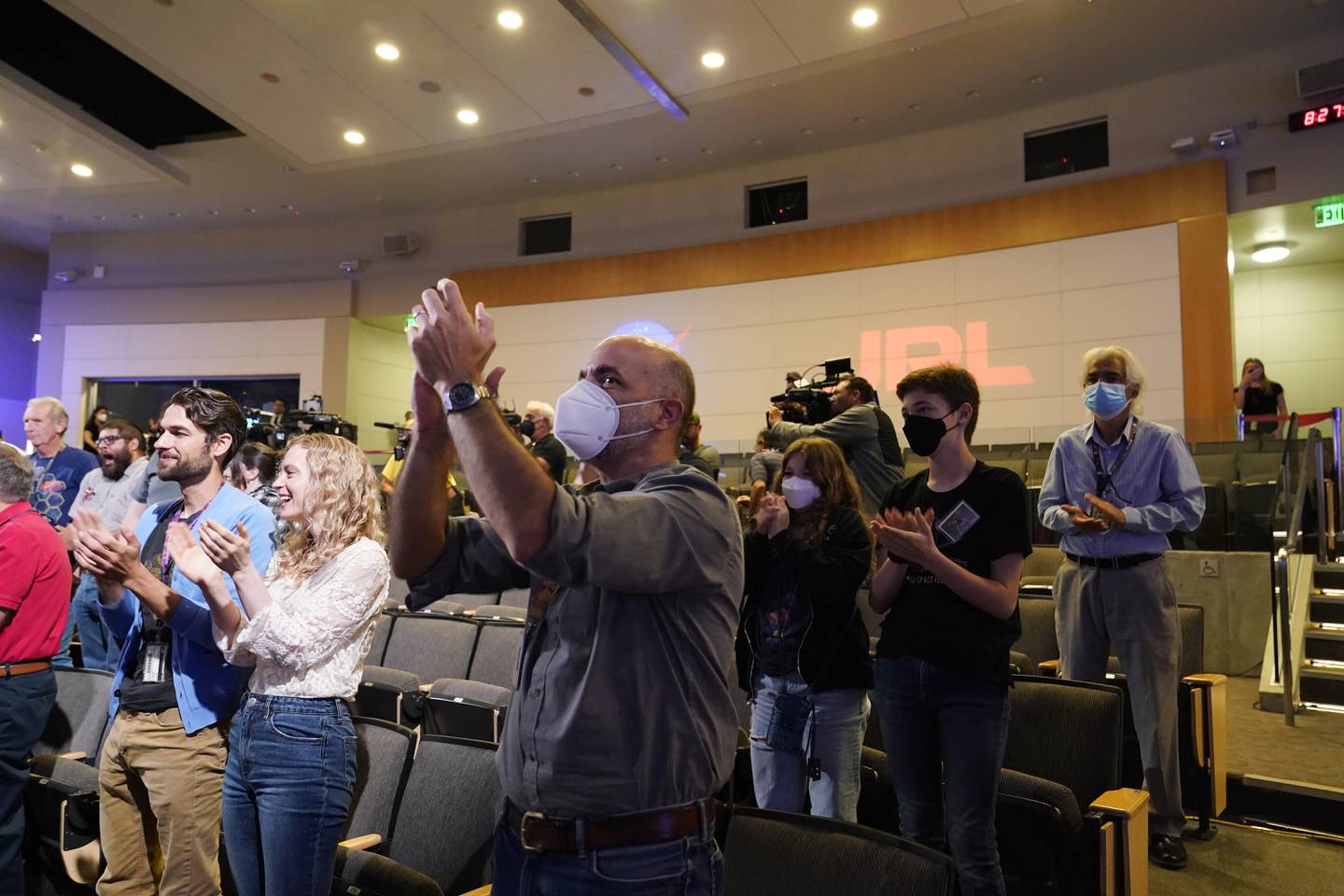 De nye bildene tatt av teleskopet James Webb ble tatt imot med applaus under presentasjonen tirsdag. Foto: Marcio Jose Sanchez / AP / NTB