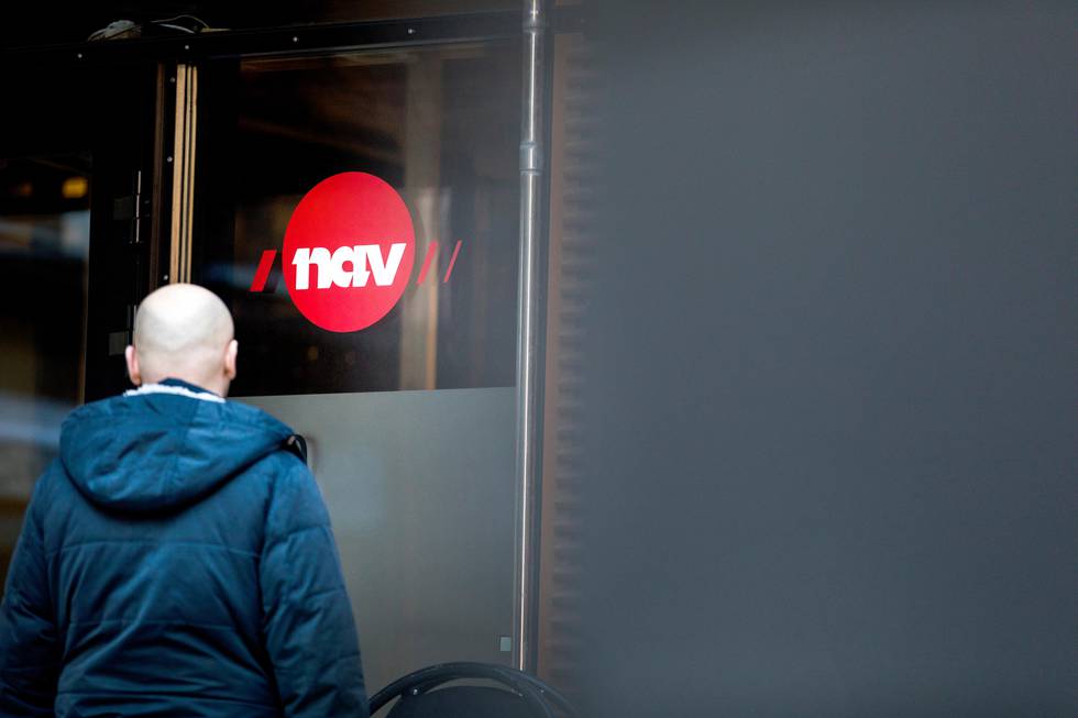 Oslo  20190228.Illustrasjonsbilder: En mann utenfor med et NAV skilt. ModellklarertFoto: Gorm Kallestad / NTB scanpix
