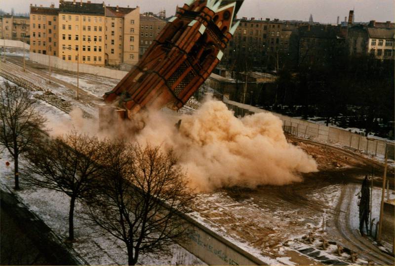 For å sikre en fri skuddlinje langs Berlinmuren måtte alle bygninger vekk. I 1985 var turen kommet til Forsoningskirken.