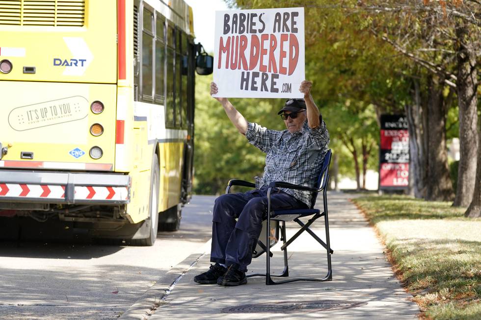 Abortmotstanderen David Trujillo demonstrerer utenfor en abortklinikk i Dallas i Texas. Delstatens svært strenge abortlov trer i kraft igjen, to dager etter at den ble midlertidig avviklet. Foto: LM Otero / AP / NTB