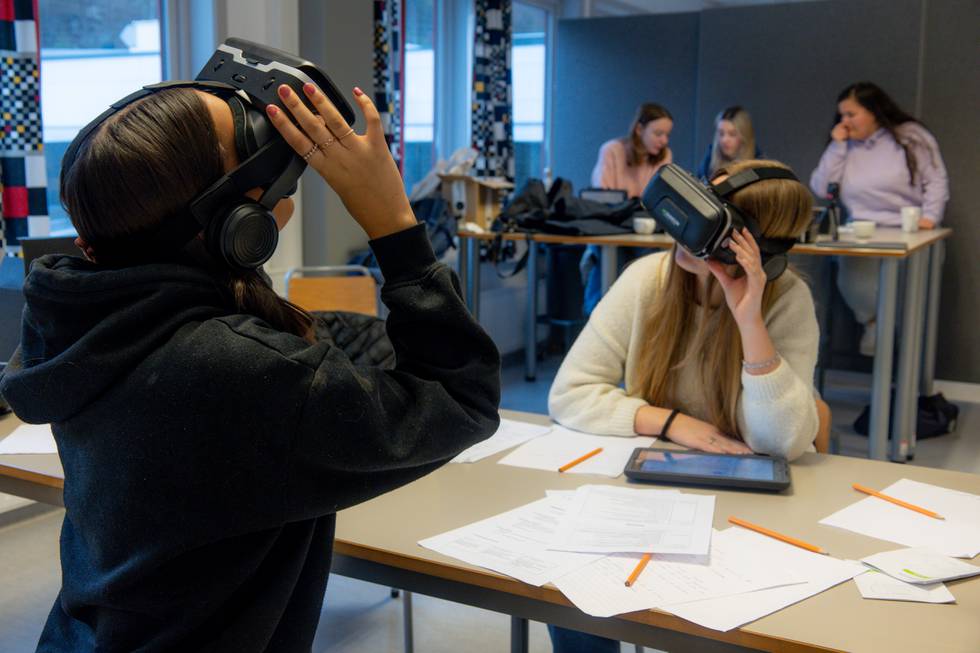10D ved Vennesla ungdomsskole besøker synagogen i Oslo med VR-briller. F.v., Celina Fjermeros og Thilla Adelaide Østebø.