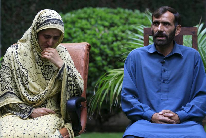 Sumera Bibi og Manzoor Hussain var søster og bror til Shafqat Hussain, som ble henrettet av pakistanske myndigheter. 