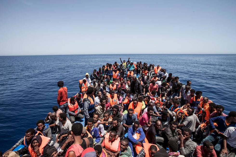 Flyktninger fyller dekket på denne trebåten utenfor kysten av Libya i mai i år. Det er i Afrika det er størst folkevekst: Rundt 40 prosent av verdens befolkning vil bo i Afrika mot slutten av dette århundret.