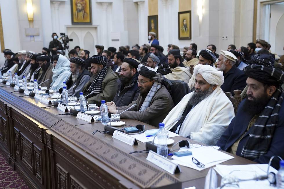 Taliban-ledere lytter til statsminister Mohammad Hasan Akhunds tale i Kabul onsdag. Foto: Taliban Prime Minister Media Office via AP / NTB