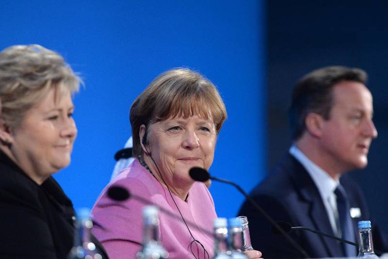 I likhet med Tysklands statsminister Angela Merkel (i midten, flankert av Erna Solberg og David Cameron) er Theresa May en troende kristen og datter av en prest.