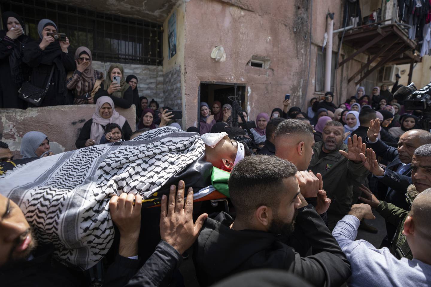 Palestinske sørgende bærer liket av 17 år gamle Sanad Abu Atiyeh under begravelsen hans i flyktningleiren i Jenin på Vestbredden. Atiyeh ble drept i skuddveksling da israelske styrker gikk inn i leiren 31. mars. Nasser Nasser)