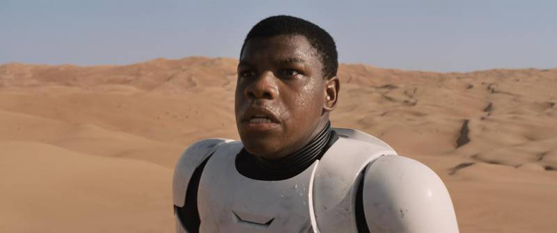 En av de nye rollefigurene i filmen er Finn (John Boyega). Han var soldat i First Order, en såkalt stormtrooper, men stakk fra basen i et stjålet romskip.