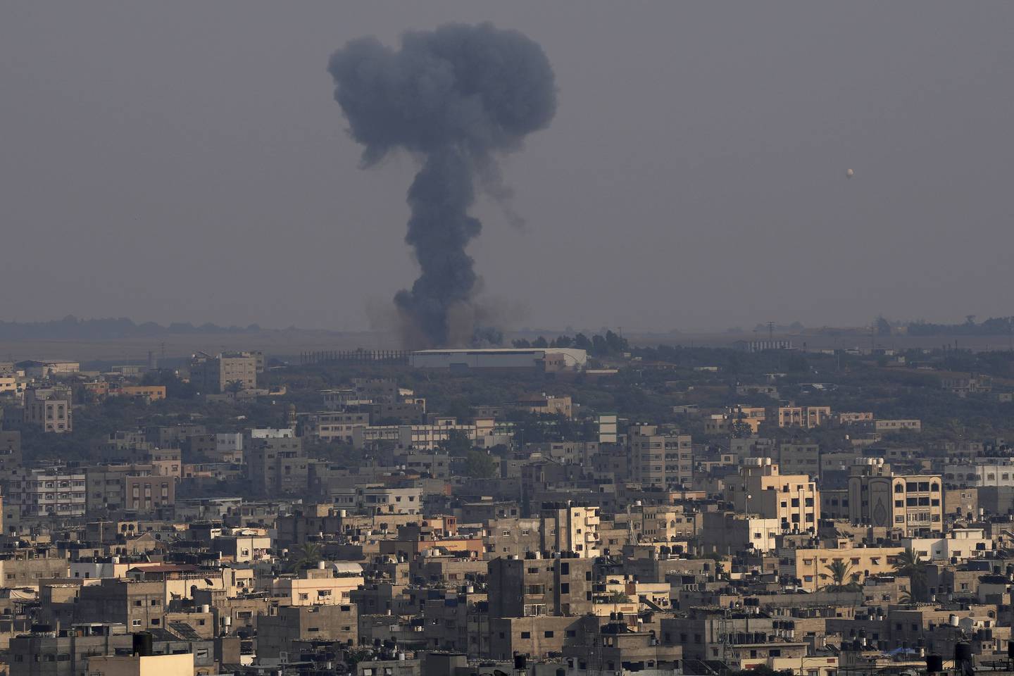 Røyk stiger opp fra en bygning i Gaza etter et israelsk luftangrep. Foto: Adel Hana / AP / NTB