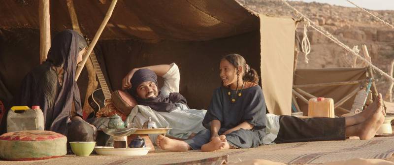 Den lille nomadefamilien i teltåpningen preges av en århundrelang ro og en vidunderlig gjensidig respekt. Men hva har de å stille opp med når inntrengerne kommer?