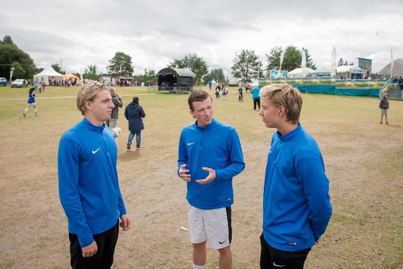Lagkameratene fra Tillerbyen i Trondheim har en klar oppfordring om doping: Ikke bruk det. Hold deg unna. Det er juks. Fra venstre Ståle Stegavik (19), Gaute Grande (18) og Rolf Knudsen (18).