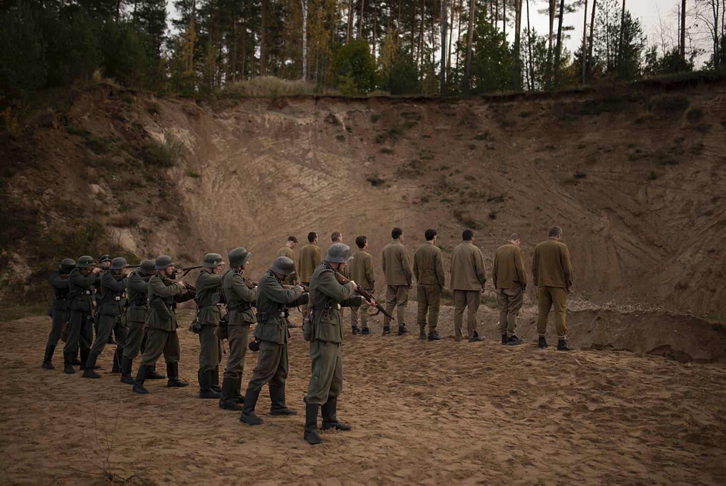 Dramatisering av det Olaf Tuff så: Tyske soldater massehenretter russiske krigsfanger. (Foto: Nils Petter Devold Midtun/NRK)