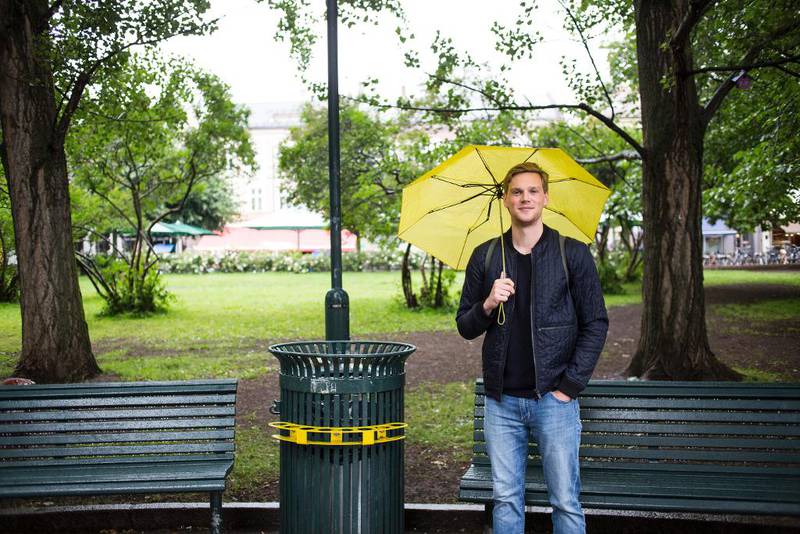 Flaskeholdere: Niklas Barre ble inspirert til å lage en flaske­holder (i gult) på søppelkassene på Grünerløkka­. Dermed slipper flaskesamlere å rote ned i ­søppelkassen for å finne dagens fangst.