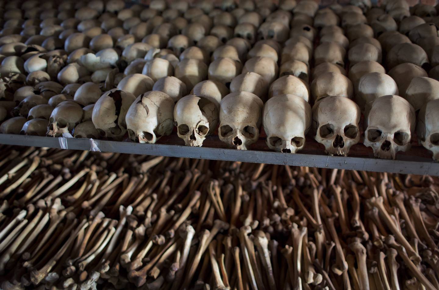800.000 tutsier og moderate hutuer ble i løpet av få måneder drept under folkemordet i Rwanda i 1994. Dette bildet er fra et minnested i Ntarama i Rwanda. Foto: AP / NTB 
