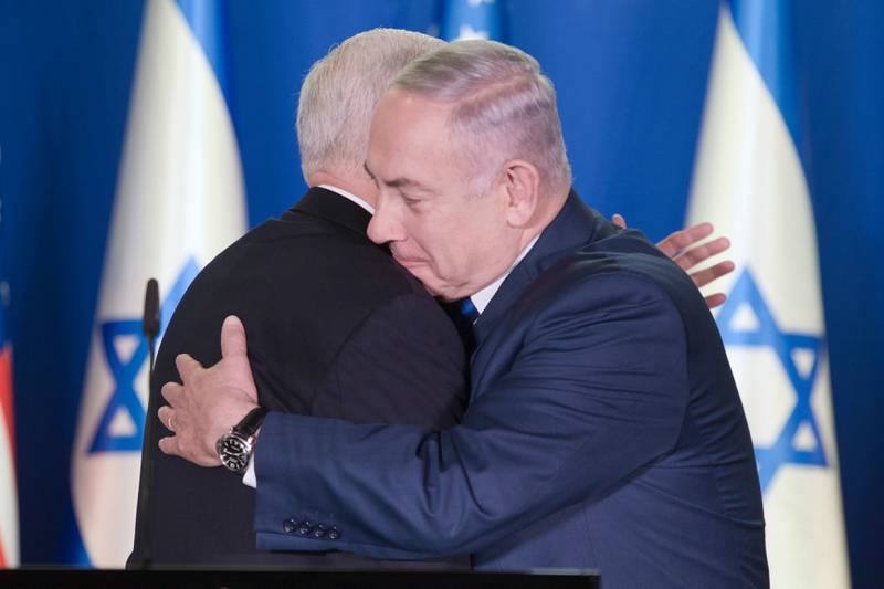Omfavnelsen var hjertelig da Israels statsminister Benjamin Netanyahu mandag kunne ønske USAs visepresident Mike Pence velkommen til sin residens i Jerusalem.